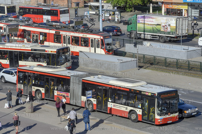 Autobus i tramwaj na ul. Okopowej w okolicy budynku...
