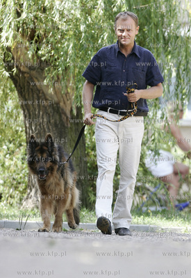 Sopot. Donald Tusk z psem Szeryfem. 28.07.2006 fot....