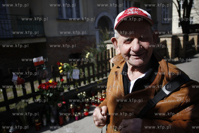 Sopot. Ludzie pala znicze i skladaja wiazanki kwiatow...