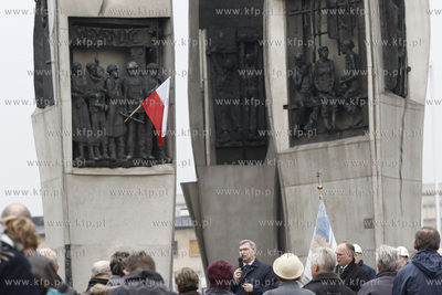 Gdansk. Pomnik Poleglych Stoczniowcow. Stoczniowcy...