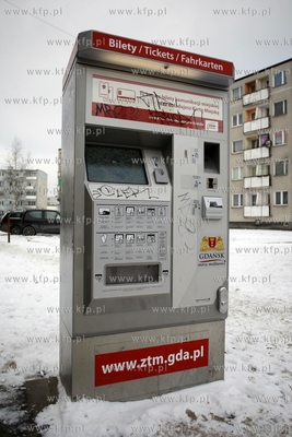 Automat biletowy na przystanku tramwajowym przy ul....