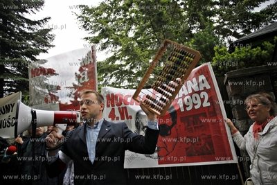 Gdansk. Ul. Polanki. Pikieta czlonkow Klubu Gazety...