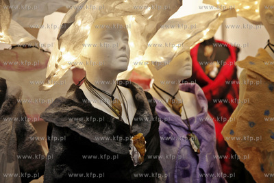 Amber Expo. Targi bursztunu Ambermart. Nz prace Elzbiety...