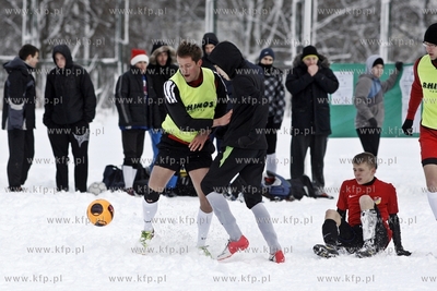Gdansk Zaspa. Pilkarski turniej dzikich druzyn Do przerwy...