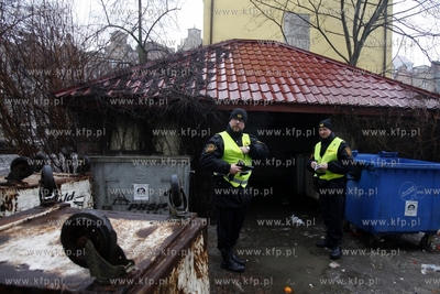 Straznicy miejscy kontroluja stan wiaty smietnikowej...