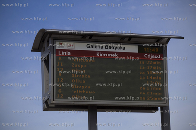 Tablica z rozkładem jazdy tramwajów przy Galerii...