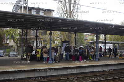 Pasazerowie na peronie dalekobieznym na dworcu Sopot...