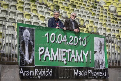 Andrzej Kowalczys i Lech Kosiak wieszają transparent...
