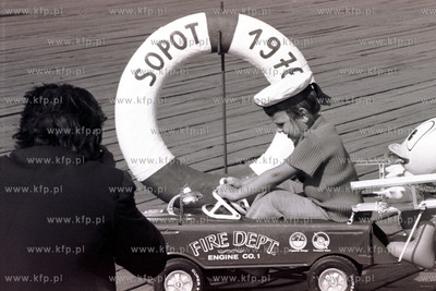 Fotograf i pozujace do zdjecia dziecko na molo w Sopocie....