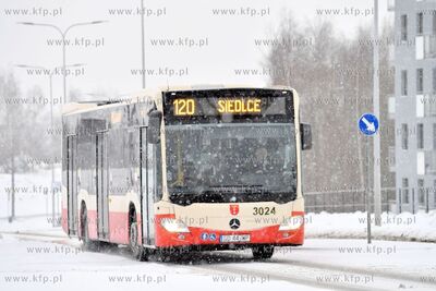 Zima w Gdańsku. Autobus linii 120 na ul. Lawendowe...