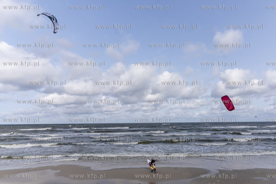 Kitesurferzy w Lubiatowie. 01.10.2023 fot. Paweł Marcinko...