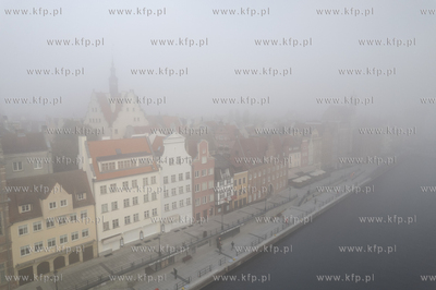Jesienna mgła o poranku w Gdańsku. Długie Pobrzeże....