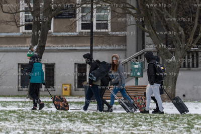 Zima w Gdańsku. Turyści na skwerze im. Macieja Kosycarza....