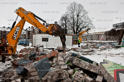 Gdansk. Jana z Kolna. Wyburzanie muru przy Stoczni...