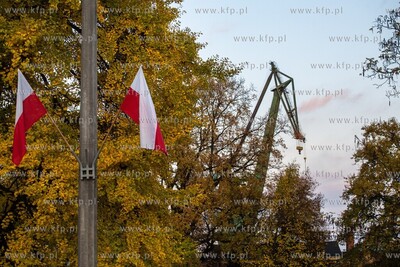 Gdańsk. Al. Zwycięstwa. Flagi z okazji 101. rocznicy...