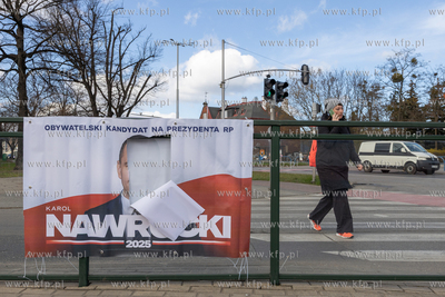 Gdańsk. Kampania wyborcza w Gdańsku. Nz. Zniszczony...