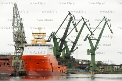 Stocznia Gdanska w niedziele. n/z Normand Prosper przy...