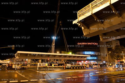 Gdansk - Wrzeszcz. Montaz kolejnych elementow estakady...