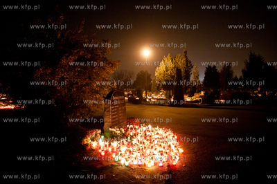 Gdansk. Cmentarz lostowicki. Swieto Wszystkich Swietych....