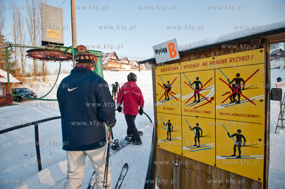 Zimowe popoludnie na stoku narciarskim Koszalkowo w...
