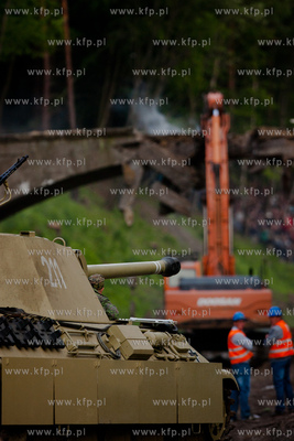 Wyburzanie Mostku Weisera na gdanskiej Strzyzy. Rozbiorke...