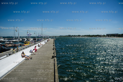 Upalny, bardzo sloneczny, sobotni dzien na plazy i...