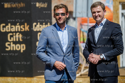 Gdansk. Skwer miedzy ulica Mariacka, a Sw. Ducha. Prezentacja...