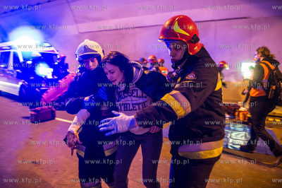 Symulowana akcja ratunkowa po zderzeniu trzech samochodow,...