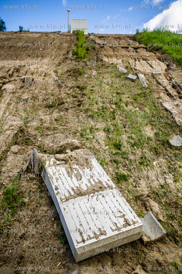 Gdańsk. Uszkodzony przez silne opady deszczu nasyp...