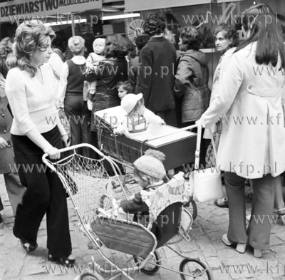 Matki z wozkami na zakupach podczas Jesiennych Targow...