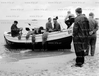 Lodz i rybacy na plazy w Gdansku Brzeznie. 1966 z0000544...