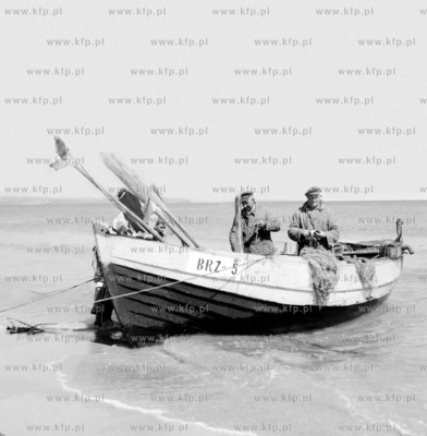 Rybacy w Gdańsku Brzeżnie. 7.07.1957 0004742z_1960...