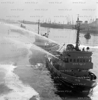 Pozar ropy rozlanej na powiechrzni basenu stoczniowego...