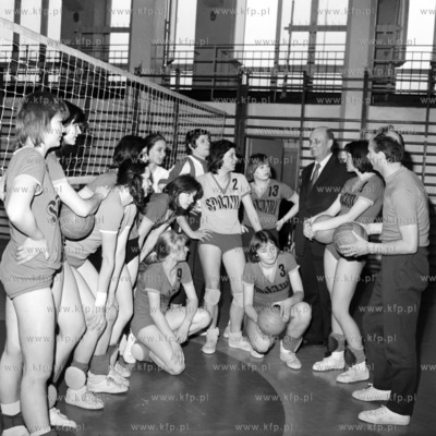 Trening siatkarek Spójni pod kierownictwem trenera...