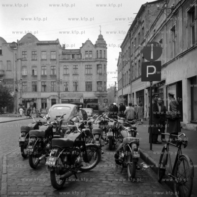 Parking motorów na rynku w Tczewie. (lata60).
1960
0004853z
Fot....