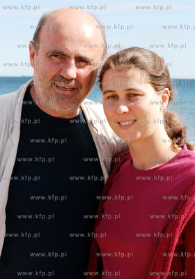 Marcin Tronski z rodzina na plazy w Sopocie. Nz. Z...