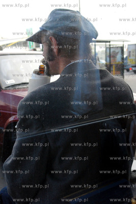 Gdynia ul. Morska. Mezczyzna pijacy piwo w poblizu...