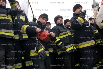 Krakow. Protest sluzb mundurowych przeciwko projektowi...