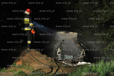 Wybuch samochodu w Gdyni - Obluzu. Nz. straz pozarna...