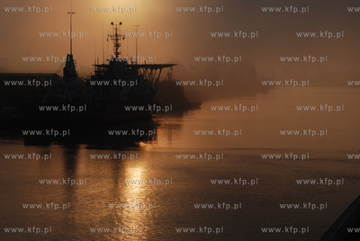 Mglisty zachod slonca nad Martwa Wisla. Widok z mostu...