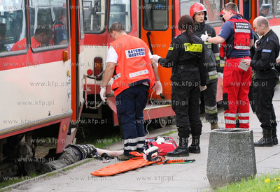 Gdansk, ul. Kartuska. Mezczyzna wpadl pod tramwaj....