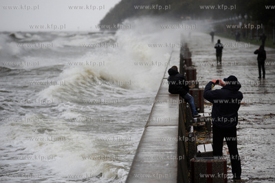 Gdynia. Bulwar Nadmorski. Sztorm na Baltyku. Wiejacy...
