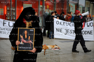 Gdansk. Wejscie do CH Galeria Baltycka. Manifestacja...