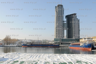 Zima w Gdynskim porcie i okolicy. Nz. Apartamentowiec...