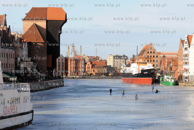 Gdansk. Wedkarze na zamarznietej Motlawie w okolicy...