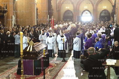 Bazylika katedralna w Pelplinie. Uroczystości pogrzebowe...