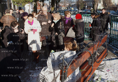 Przed V LO W Gdansku Oliwie stanela lawczka Ireny Jarockiej....