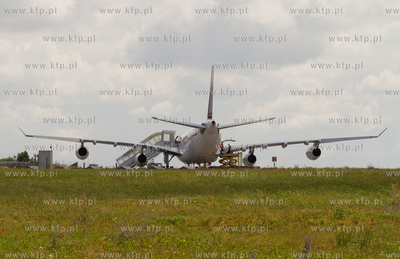 Airbus A 340-200 Francuskich Sil Powietrznych wyladowal...