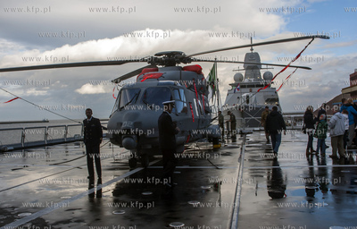 Zwiedzanie okretow NATO, bioracych udzial w manewrach...