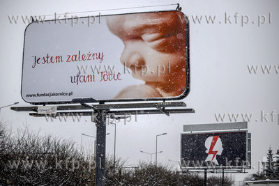 Gdynia, ul. Morska. Dwa billboardy, dwa światy. Na...